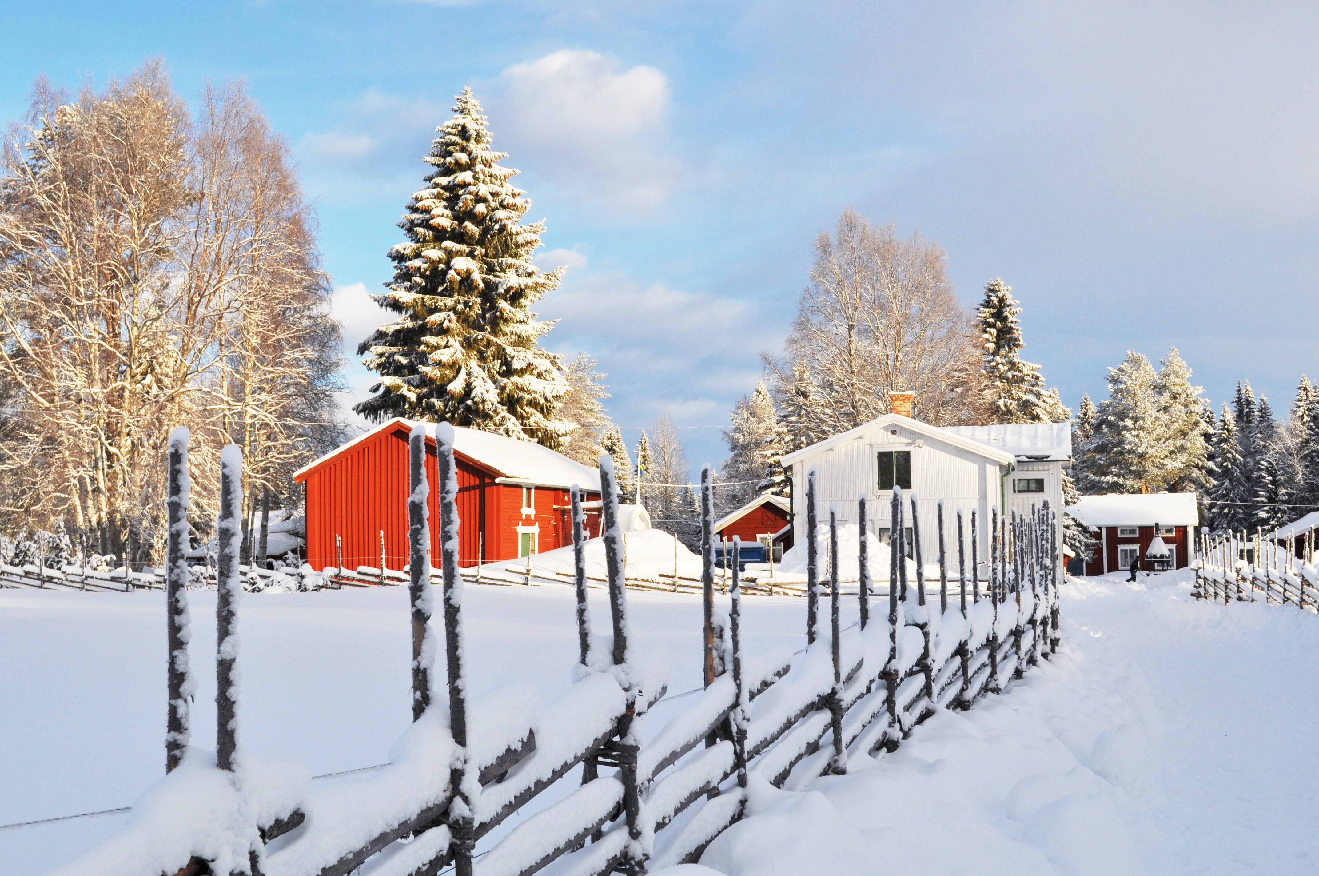 Trähus på Hägnan i snötäckt utemiljö.