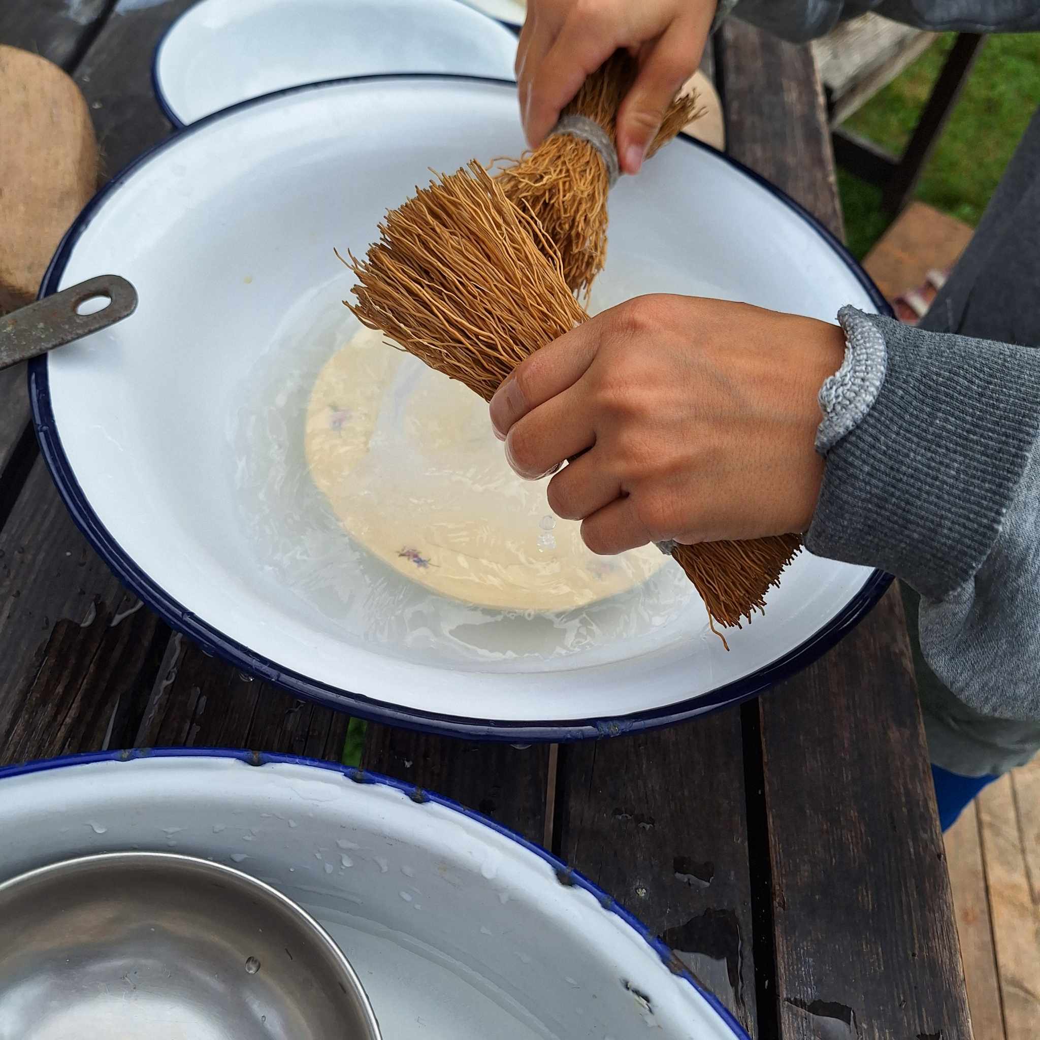 Diskning med diskborste och tvättfat