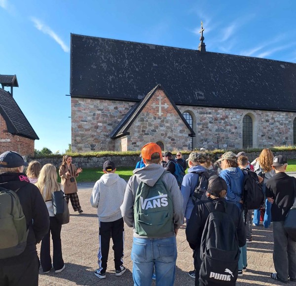 Högstadieklass samlad på Kyrktorget.