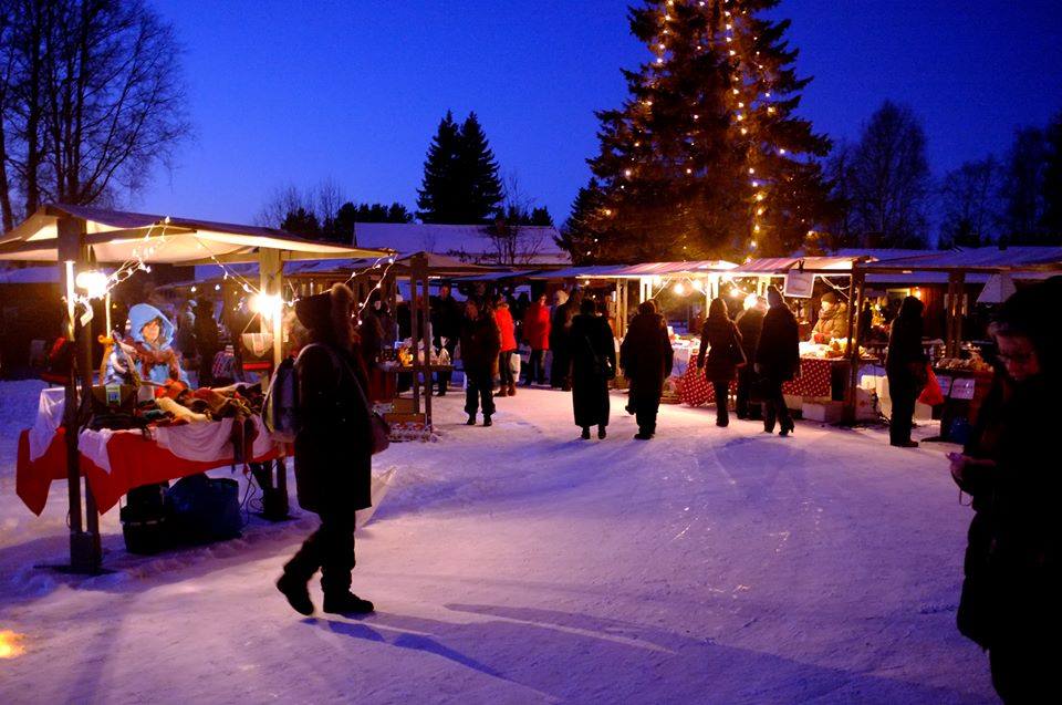 Marknadsområdet i skymning. 